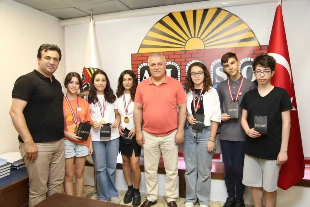 BAŞKAN ERDEM BAŞARILI ÖĞRENCİLERİ ÖDÜLLENDİRDİ