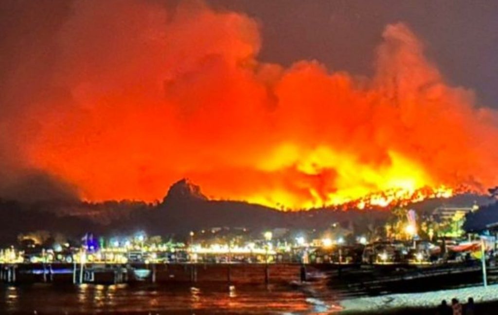 KEMER’DE TAHLİYE ETTİREN YANGIN TÜM HIZIYLA DEVAM EDİYOR