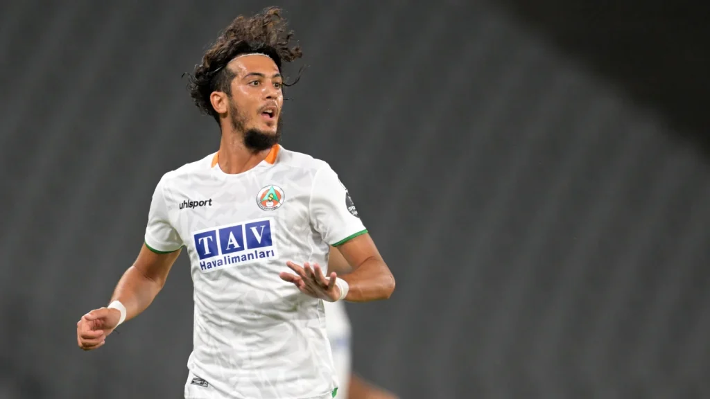 TAYFUR BİNGÖL:”ALANYASPOR FORMASINI GİYDİĞİM SÜRECE SONUNA KADAR FORMANIN HAKKINI VERECEĞİM”