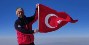 AĞRI DAĞI ZİRVESİNDE BİR ALANYALI