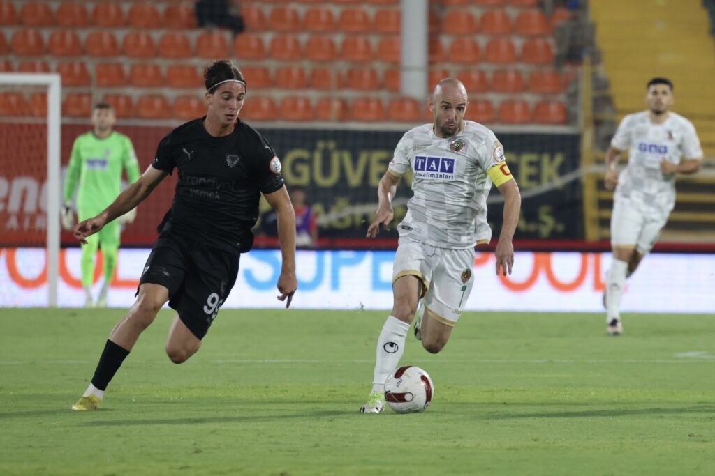 ALANYASPOR ÇOK DENEDİ AMA 1 PUANA RAZI OLDU