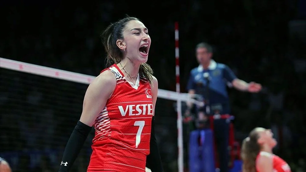 MİLLİ VOLEYBOLCU HANDE BALADIN’A ”YÜZÜNE ASİT ATARIM” TEHDİTİ