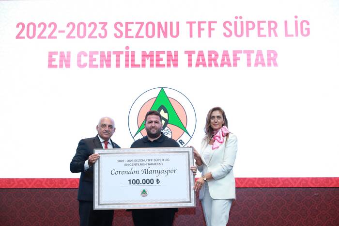 CORENDON ALANYASPOR “EN CENTİLMEN TARAFTAR”ÖDÜLÜNÜ ALDI