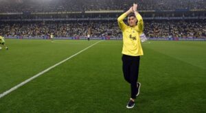 LİVAKOVİC FENERBAHÇE TARAFTARLARINI SELAMLADI