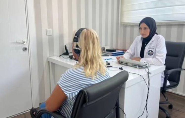 ALANYA BELEDİYESİ VATANDAŞLARA ÜCRETSİZ İŞİTME TESTİ HİZMETİ SUNUYOR