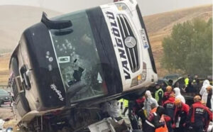 OTOBÜS DEVRİLDİ 7 ÖLÜ 40 YARALI