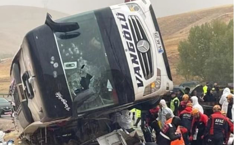 OTOBÜS DEVRİLDİ 7 ÖLÜ 40 YARALI