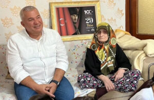 CUMHURİYET AŞIĞI MEHMET ŞAHİN ÇOCUKLARI CUMHURİYETİN ULU  ÇINAR FATMA TEYZE İLE BULUŞTURDU