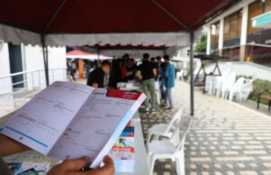 ÖĞRENCİLER ALANYA BELEDİYESİ FUARINDA UCUZ KİTAPLARLA BULUŞTULAR