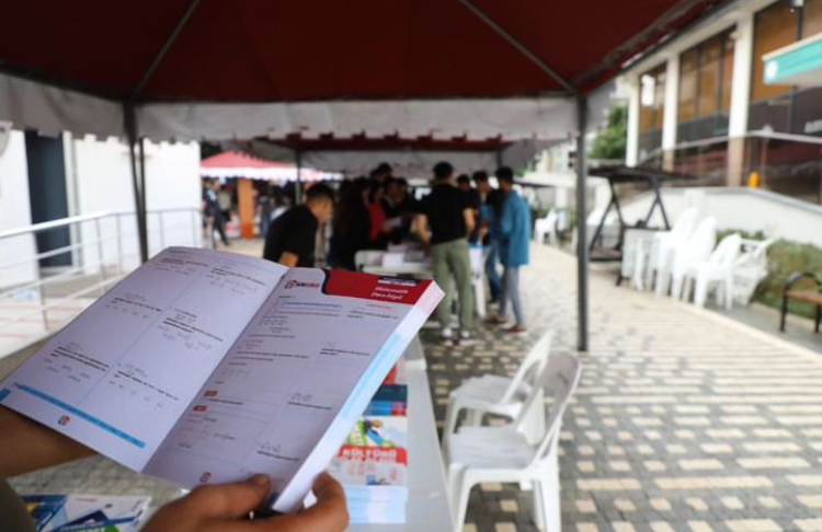 ÖĞRENCİLER ALANYA BELEDİYESİ FUARINDA UCUZ KİTAPLARLA BULUŞTULAR