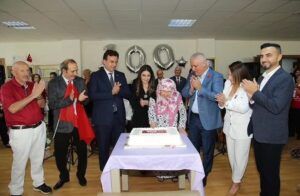 SEVCAN ATILAY, BAŞARILI 100. YIL ETKİNLİĞİYLE HUZUREVİ SAKİNLERİNE MUTLU ANLAR YAŞATTI