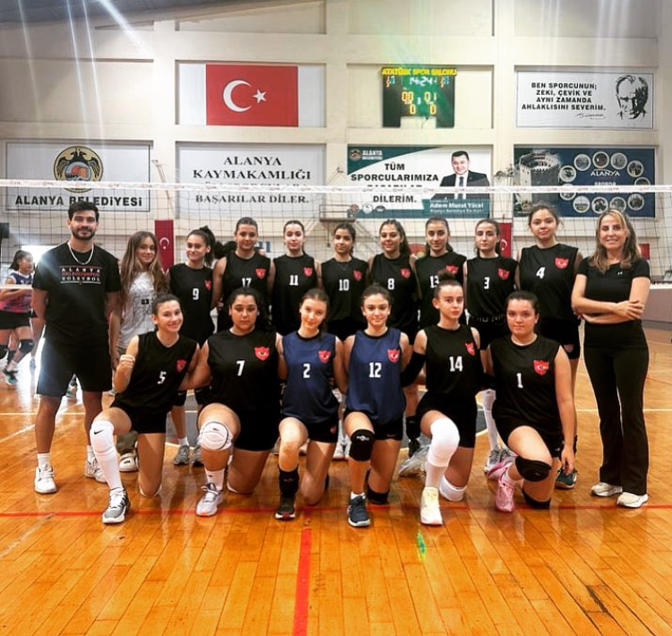 ALANYA BELEDİYESPOR YILDIZ KIZ TAKIMI, İLK MAÇINDA SET VERMEDEN GALİP