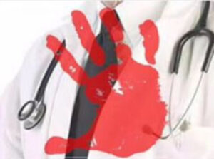 SİNİRLİ ANNE DOKTORU DARP ETTİ