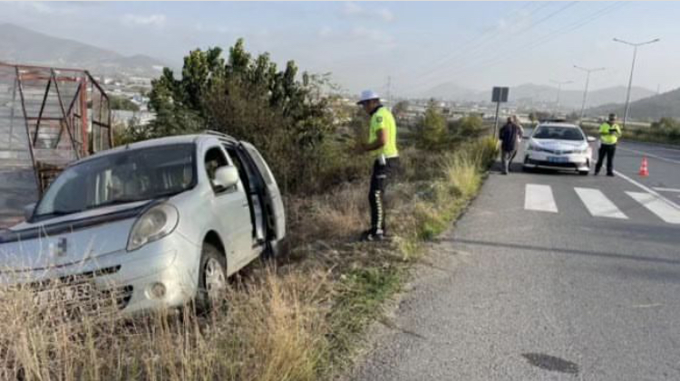 GAZİPAŞA’DA YOLDAN ÇIKAN ARAÇTA 2 YARALI