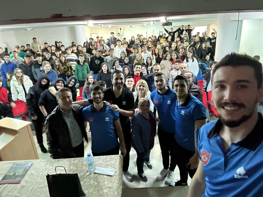 ALANYA’NIN EFELERİ’NDEN GENÇLERE VOLEYBOL DERSİ