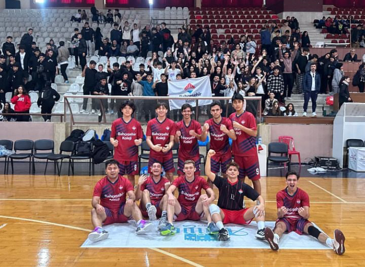 BAHÇEŞEHİR KOLEJİ, SET VERMEDEN FİNALDE