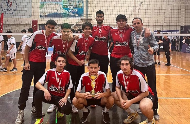 ŞAÜSAL GENÇ ERKEK VOLEYBOL TAKIMI, ALANYA 4.CÜSÜ OLDU