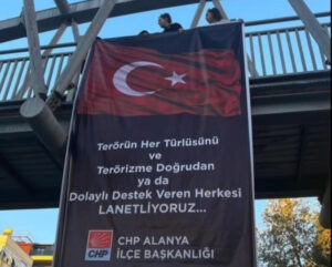CHP ALANYA GENÇLİKTEN TERÖRE PANKARTLI PROTESTO