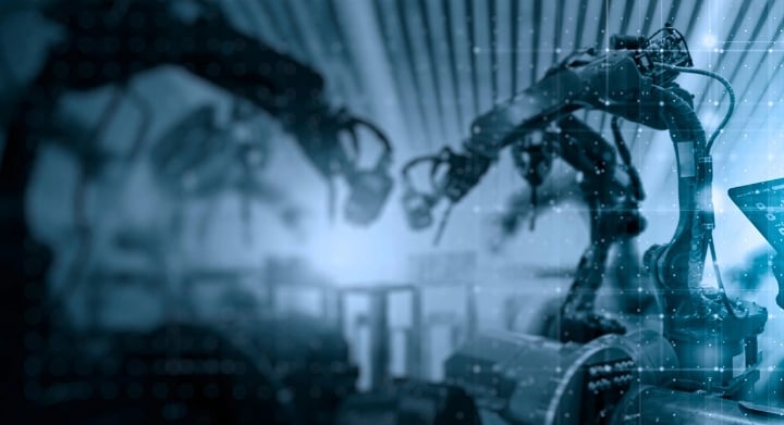 CANAVAR ROBOT MÜHENDİSE SALDIRDI