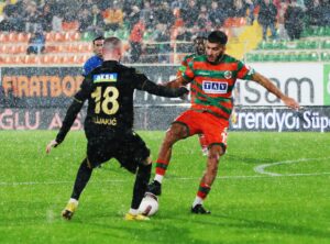 YOĞUN YAĞIŞ ALTINDA ALANYASPOR 1 PUANI KAPTI
