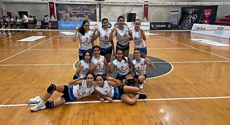 BAHÇEŞEHİR KOLEJİ YILDIZ KIZ TAKIMI, İLK MAÇINDA SET VERMEDEN GALİP