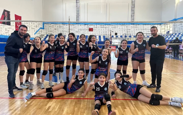 ERSE MİDİ KIZ TAKIMI, NET VOLEYBOL AKADEMİ’Yİ SET VERMEDEN GEÇTİ