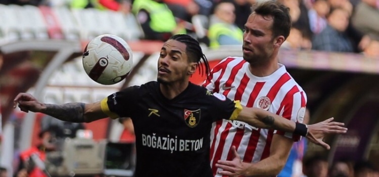 ANTALYASPOR, 90+9’DA YEDİĞİ GOLLE 1 PUANA RAZI OLDU