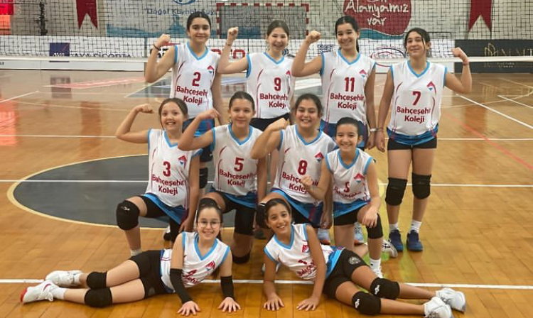 BAHÇEŞEHİR’İN KÜÇÜK KIZLARI TURNUVAYA KAZANARAK BAŞLADI