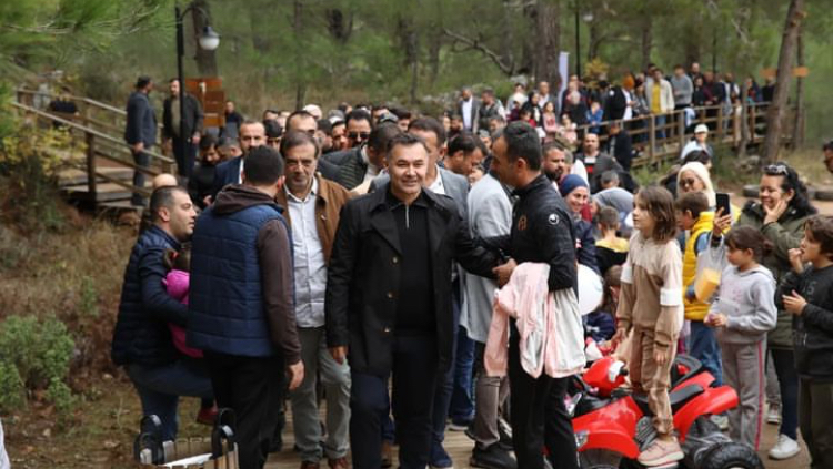 BAŞKAN YÜCEL, VATANDAŞLARLA EN GÜZEL ESERLERİNDEN MACERA PARK’IN TADINI ÇIKARDI