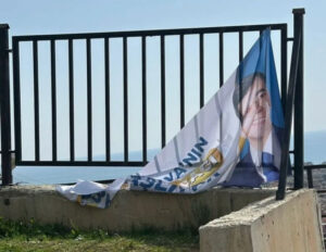 HAKAN TÜTÜNCÜ’NÜN PANKARTLARINA ÇİRKİN SALDIRI