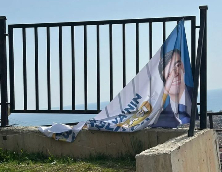 HAKAN TÜTÜNCÜ’NÜN PANKARTLARINA ÇİRKİN SALDIRI