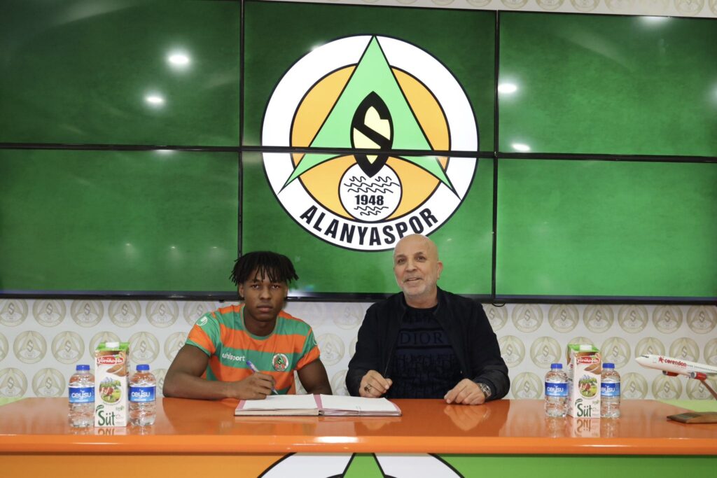ALANYASPOR’A 18’LİK NİJERYALI ORTA SAHA