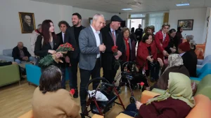 HUZUREVİ SAKİNLERİ MUTLULUĞU ÖZÇELİK’DE BULDU