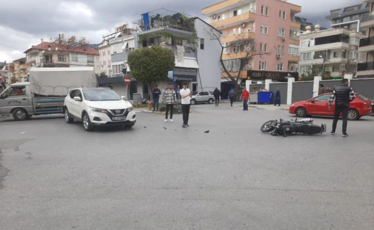 MOTOSİKLET KAZASI UCUZ ATLATILDI