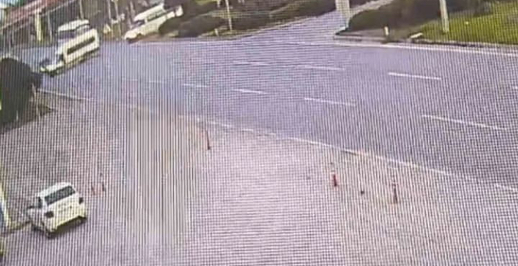 KAMYONET İLE MİNİBÜS ÇARPIŞTI  8 YARALI