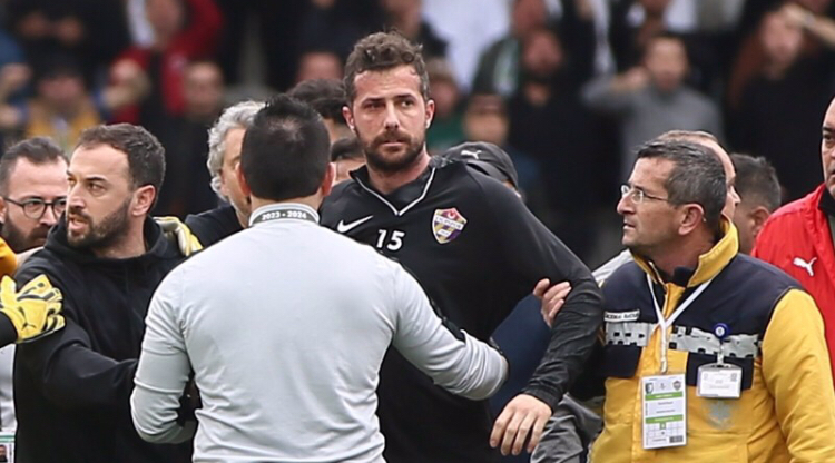 UĞUR DEMİROK’UN RETİNASI’NDA YIRTIK VAR