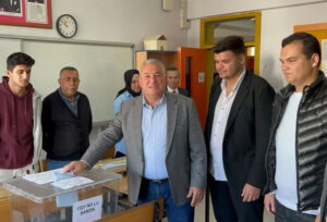 BAŞKAN ADAYI MEHMET ŞAHİN OYUNU BARBAROS AZAKOĞLU ORTAOKULUNDA KULLANDI