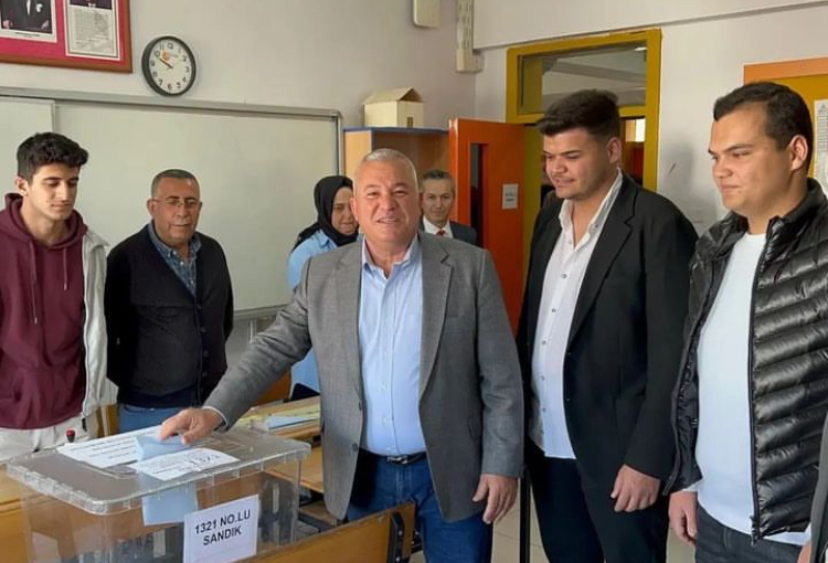 BAŞKAN ADAYI MEHMET ŞAHİN OYUNU BARBAROS AZAKOĞLU ORTAOKULUNDA KULLANDI