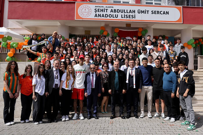 ALANYASPOR’LU FUTBOLCULAR, ÖĞRENCİLERLE BULUŞTU