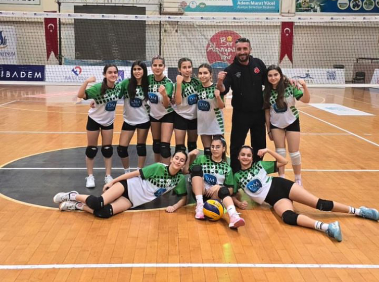 ALİ ÖZKINACI GSK MİDİ KIZ TAKIMI, FİNALLERE YÜKSELDİ