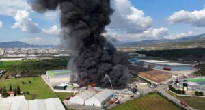 İZMİR’DE SOĞUK HAVA DEPOSUNDA BÜYÜK YANGIN