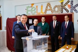 BAŞKAN YÜCEL OYUNU BABA OCAĞI KESTEL’DE KULLANDI