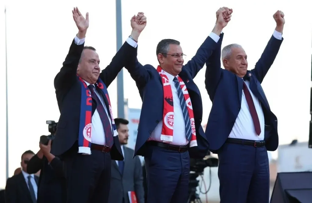 ÖZGÜR ÖZEL ANTALYA’DA BÖCEK VE ÖZÇELİK DEDİ