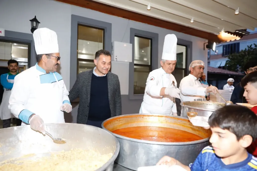 BAŞKAN YÜCEL İFTARINI EŞGİLİK’TE VATANDAŞLARLA BİRLİKTE YAPTI