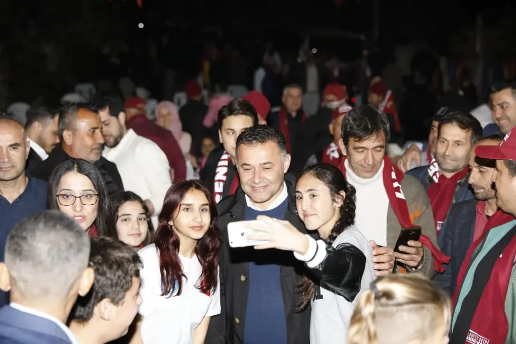 MHP SEÇİM OFİSİ YÜCEL SEVDALILARI İLE DOLUP TAŞIYOR