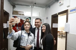 BAŞKAN YÜCEL SANDIK GÖREVLİLERİ VE OY KULLANAN VATANDAŞLARI ZİYARET ETTİ