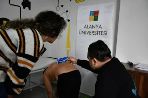 ALANYA’DA ÖĞRENCİLERE SKOLYOZ TARAMASI