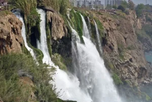 YASAKLI GÜZEL TATİLCİ AKININA UĞRADI