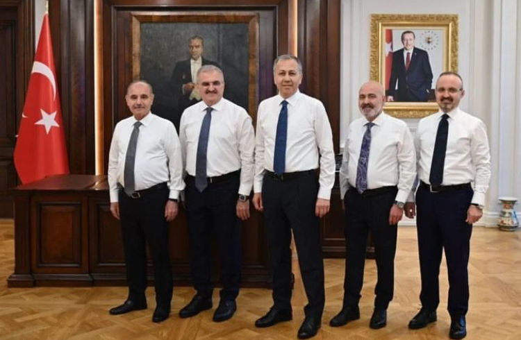 BAKAN YERLİKAYA’DAN BİR OPERASYONDA YARDIMCILARINA