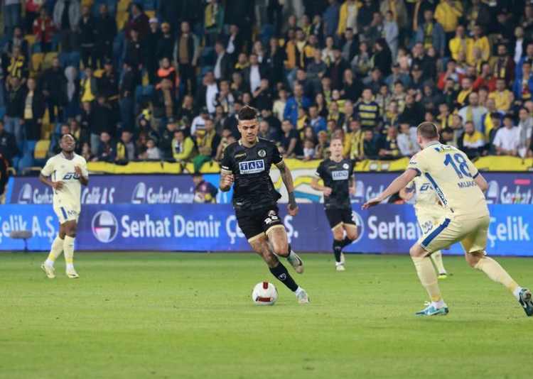 ALANYASPOR, 10 KİŞİYLE 1 PUANI KAPTI